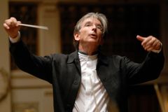 Slavný dirigent Thomas se po nemoci zbavuje závazků, přijede ale do Prahy