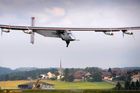 Jednomístný letoun Solar Impulse 2 se vypravil na 35 000 kilometrů dlouhou cestu kolem světa. Pohánět ho bude výlučně sluneční svit.