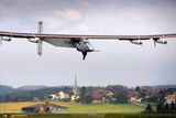Jednomístný letoun Solar Impulse 2 se vypravil na 35 000 kilometrů dlouhou cestu kolem světa. Pohánět ho bude výlučně sluneční svit.