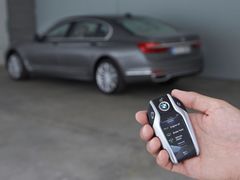 Auto lze ovládat i zvenčí pomocí klíčku, na kterém se zobrazují důležité údaje.