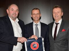 Zleva šéf FAČR Miroslav Pelta, prezident UEFA Aleksander Čeferin a lod Voldemort alias Roman Berbr