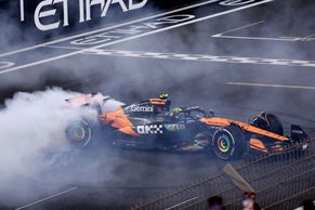 Norris je mistrem světa F1, ještě na trati se štěstím rozbrečel