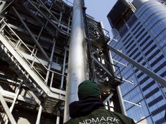 Muž kontroluje křišťálovou kouli, která je tradičně zavěšená na Times Square v New Yorku. Vteřiny před koncem roku sjíždí za velkého jásotu dolů - a to musela obsluha otestovat, aby se rok 2008 cestou do propadliště dějin nezasekl.