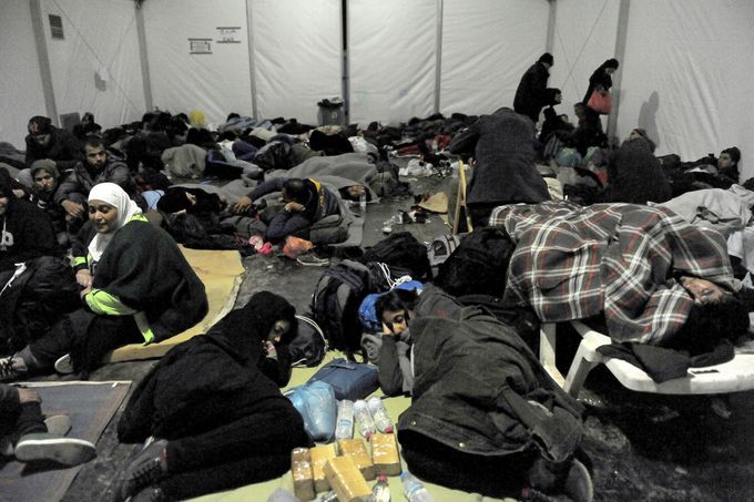 Uprchlíci ve stanu poblíž řeckého městečka Idomeni.