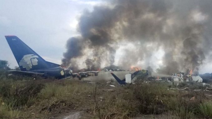 Letadlo havarovalo na severu Mexika krátce po vzletu. Zranily se desítky lidí.