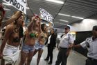 Letos do Brazílii dorazilo i hnutí Femen, jinak původem z Urakjiny. Jeho stoupenkyně protestovaly na letišti v Riu proti sexuálnímu zneužívání žen během karnevalu