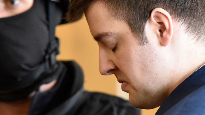 Krajský soud v Brně poslal Američana Kevina Dahlgrena na doživotí do vězení za vraždy čtyř příbuzných. Mohl by útočit znovu, zdůvodnil verdikt soudce.
