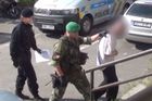 Video: Výzva pomohla. Policie chytila podezřelého z napadení těhotné ženy v pražském autobuse