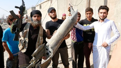 Sýrie - ozbrojenci Islámskému státu a místní lidí ve městě Rakka