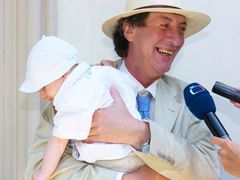 Herec Bolek Polívka se synem Janem při křtinách.