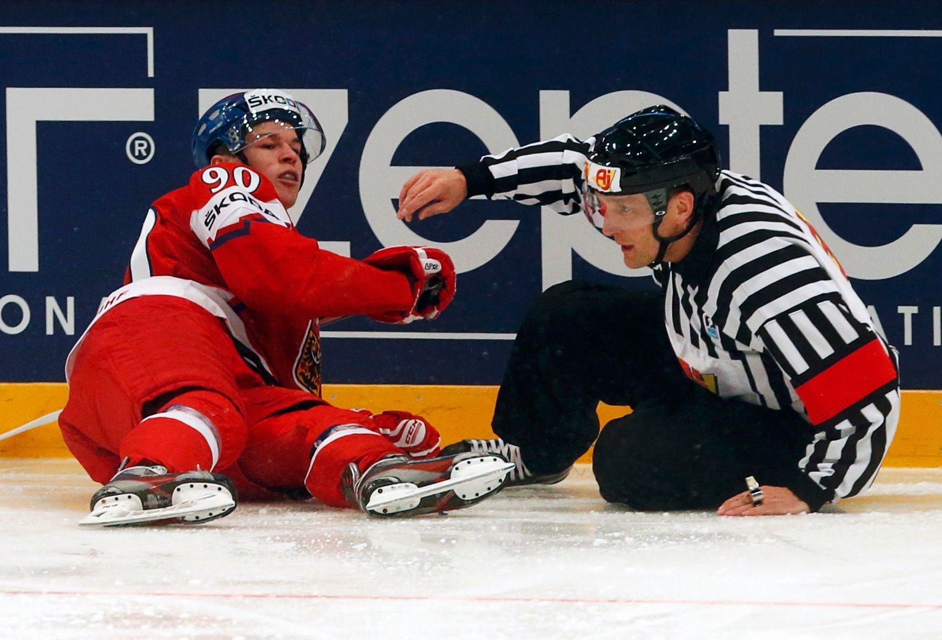 MS v hokeji 2013, Česko - Bělorusko: Tomáš Hertl a rozhodčí Daniel Piechaczek