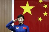 Záběr na salutující tchajkonautku Liou Jang.