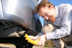 Letní úvaha ekoteroristy: Klimatizuje si zaparkované auto. Propíchat mu gumy?