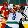 Olli Jokinen (Calgary Flames) v bitce s Kevinem Bieksou (Vancouver Canucks)