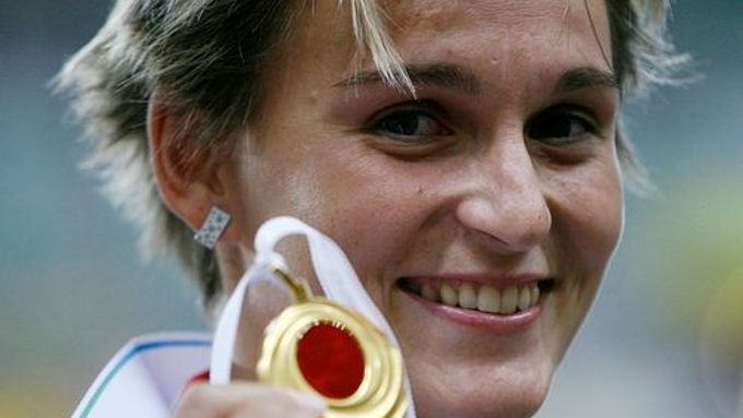 ZÁŘÍ - Česká oštěpařka Barbora Špotáková se těší ze zlaté medaile. Tu vybojovala na MS v Ósace českým rekordem 67,07 metru.