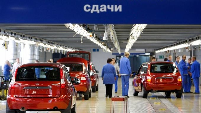 Největší ruská automobilka Avtovaz oznámila, že kvůli krizi musí propustit přes 27 tisíc zaměstnanců.