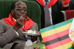 Opozice stáhla stížnost proti Mugabemu, nevěří soudu
