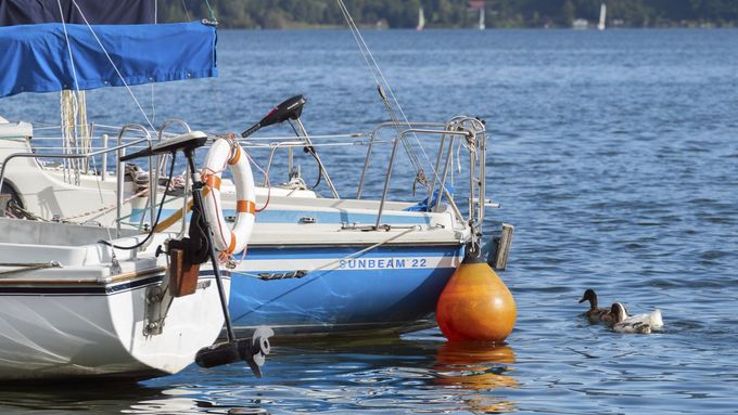 Po nedávném dědickém řízení se stala novou majitelkou jezera Anna Mathylová, která ihned rozeslala výpovědi všem nájemníkům.