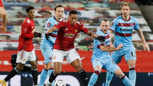 Osmifinále FA Cupu 2021, Manchester United - West Ham: Anthony Martial proti Vladimíru Coufalovi.