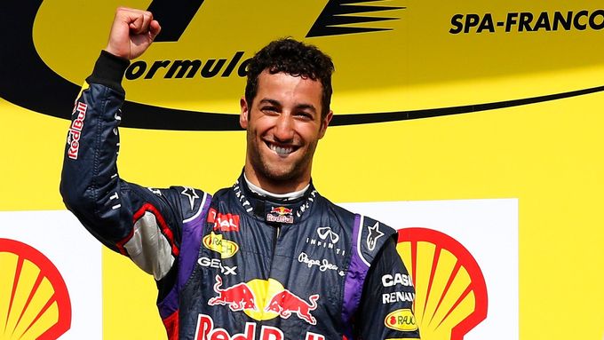 Daniel Ricciardo slaví triumf ve Velké ceně Belgie.