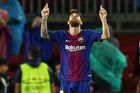 Lionel Messi slaví gól do sítě Olympiakosu