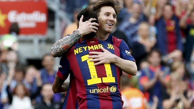 Messi a Neymar slaví gól Barcelony