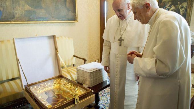 Papež František a papež Benedikt XVI. si vyměňují při osobní schůzce dary
