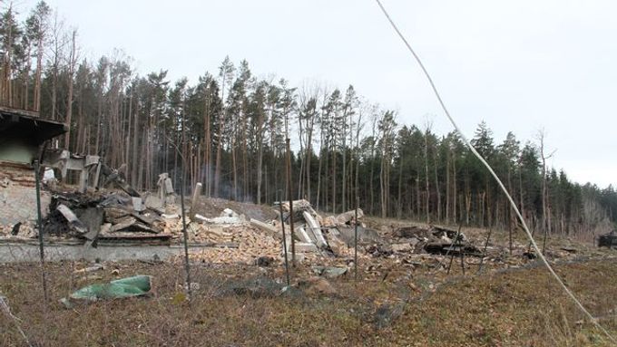 Trosky vybuchlého muničního skladu ve Vrběticích na Zlínsku.