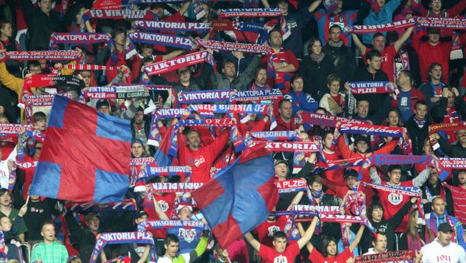 Plzeňští fanoušci skandují ve finále Superpoháru proti Jablonci nenávistné pokřiky vůči šéfovi Severočechů a svazu Miroslavu Peltovi