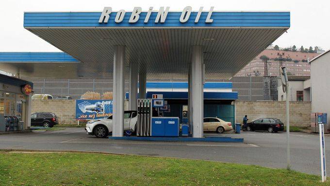 Společnost Robin Oil patřila podnikateli Jiřímu Zoubkovi, byla do obchodního rejstříku zapsána v roce 1994.