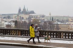 Letní teploty v Česku v sobotu vystřídá silné sněžení. Náledí hrozí i v nížinách