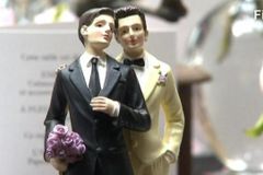 Soud zrušil zákon o svatbě gayů, sňatky neplatí