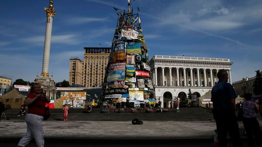 Kyjevské náměstí Nezávislosti čtvrt roku poté. Právě zde se odehrály nejkrvavější boje povstání proti režimu prezidenta Viktora Janukovyče.