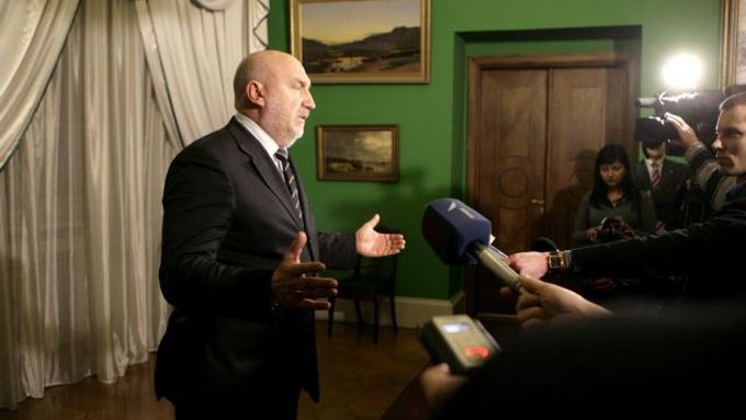 Odstupující lotyšský premiér Godmanis hovoří s novináři.