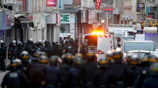 Předměstí francouzské metropole je podle novinářů zcela uzavřené, odkloněna byla veškerá hromadná doprava. V centru Saint-Denis dnes zůstanou zavřeny všechny školy.