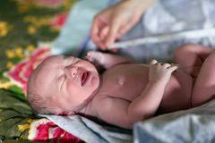 Žena ve svých 63 letech porodila první dítě, holčička přišla na svět císařským řezem