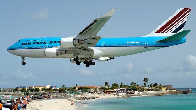 Letiště Princezny Juliany, ostrov Svatý Martin, Karibské moře . Největším problémem tohoto letiště je délka jeho přistávací dráhy, která je činí pouhých 2,180 metrů. Tato délka je standartně dostačující pouze pro malé a střední letouny. Přesto je toto letiště druhé nejrušnější v této oblasti Karibiku a přistávají zde i tak obří letadla jako Boeing 747 nebo Airbus A340, které při vzletu nebo přistání létají těsně nad plotem oddělujícím přistávací dráhu od nedaleké pláže.