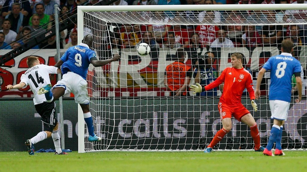 Mario Balotelli dává gól v semifinále Euro 2012 proti Německu