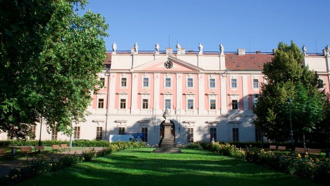 Jeden z největších pražských paláců, karlínská Invalidovna, by mohl najít nové využití. Ministr Babiš chce, aby se sem přestěhovala Středoevropská univerzita.