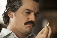 Narcos ukazuje Escobara jako teroristu i hrdinu. Jde o jeden z nejlepších seriálů