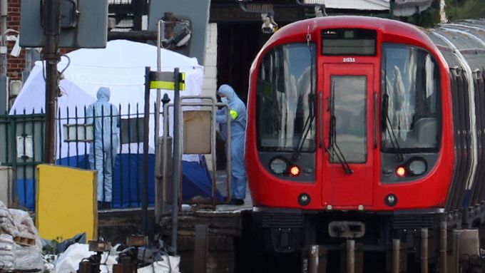 Vyšetřování na místě činu, v londýnské stanici metra Parsons Green.