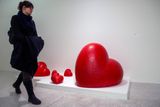 Na snímku z výstavy je Gebauerovo dílo nazvané Velká srdce.