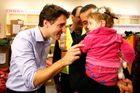 Foto: Do Kanady přiletěli první uprchlíci ze Sýrie, na letišti je vítal premiér
