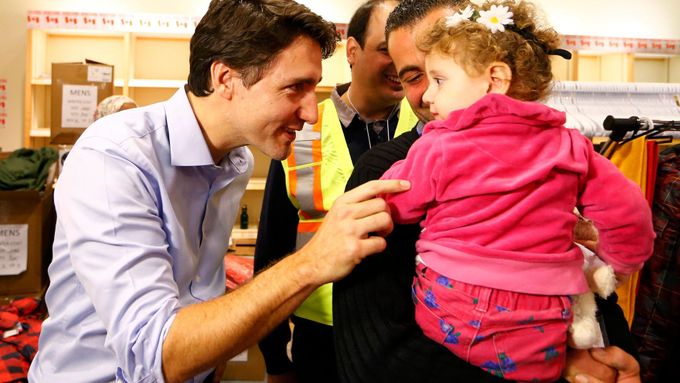 Kanadský premiér Justin Trudeau vítá počátkem prosince první uprchlíky.
