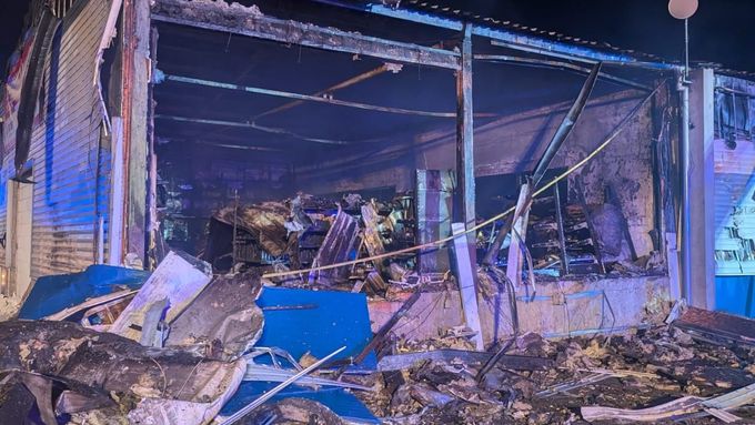 Následky požáru skladovací haly s pyrotechnikou v Bohušovicích nad Ohří na Litoměřicku, 26. října 2025.