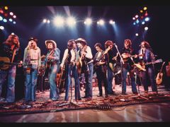 Bob Dylan (uprostřed) s účastníky Rolling Thunder Revue.