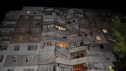 Výškový dům v Oděse po zasažení troskami ruského dronu.