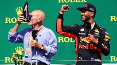 F1, VC Kanady 2017: Patrick Stewart pije šampaňské z boty Daniela Ricciarda