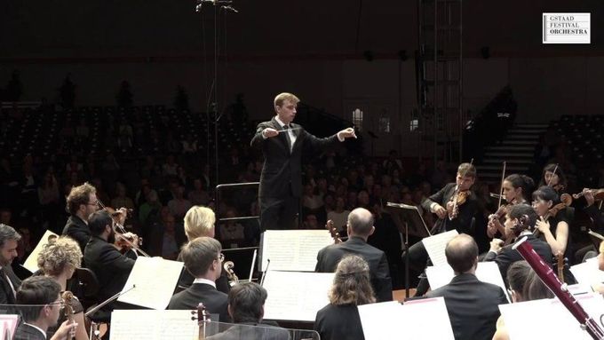 František Macek diriguje Dvořákovu Devátou symfonii s Gstaad Festival Orchestra.