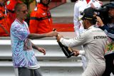Když mu ale vítěz závodu Lewis Hamilton přinesl láhev šampaňského, Bieber neváhal a napil se spolu s pilotem Mercedesu.